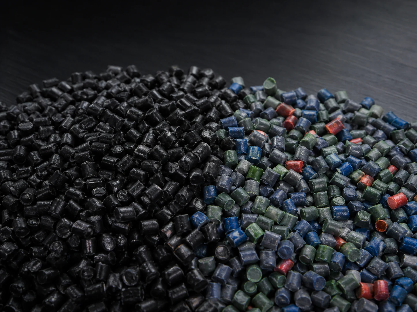 البلاستيك المعاد تدويره: حلول مستدامة polymer material pellets